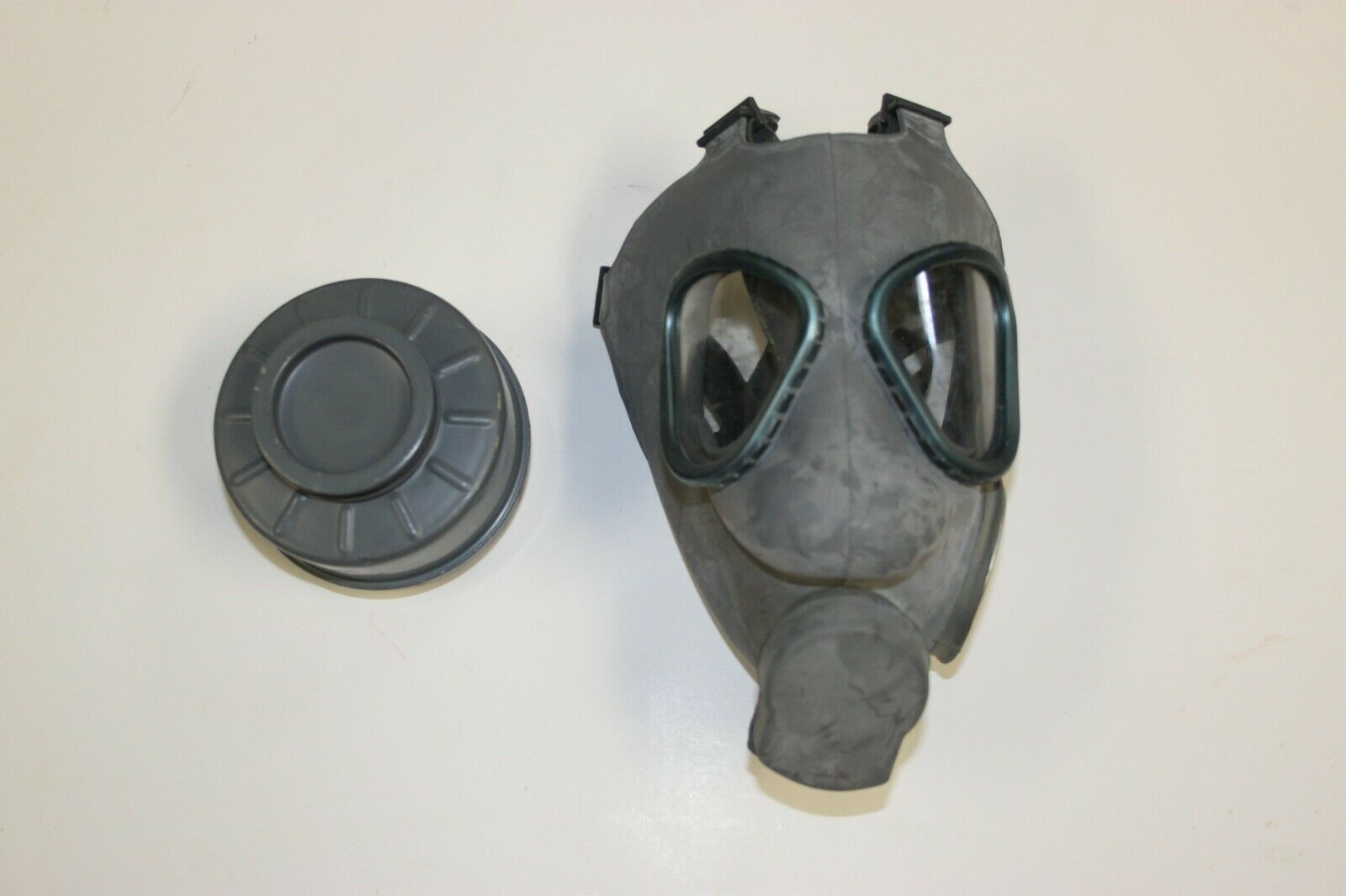 USED V2 Finnish Military M61 Gas Mask NBC w/60MM Filter SUOD 61