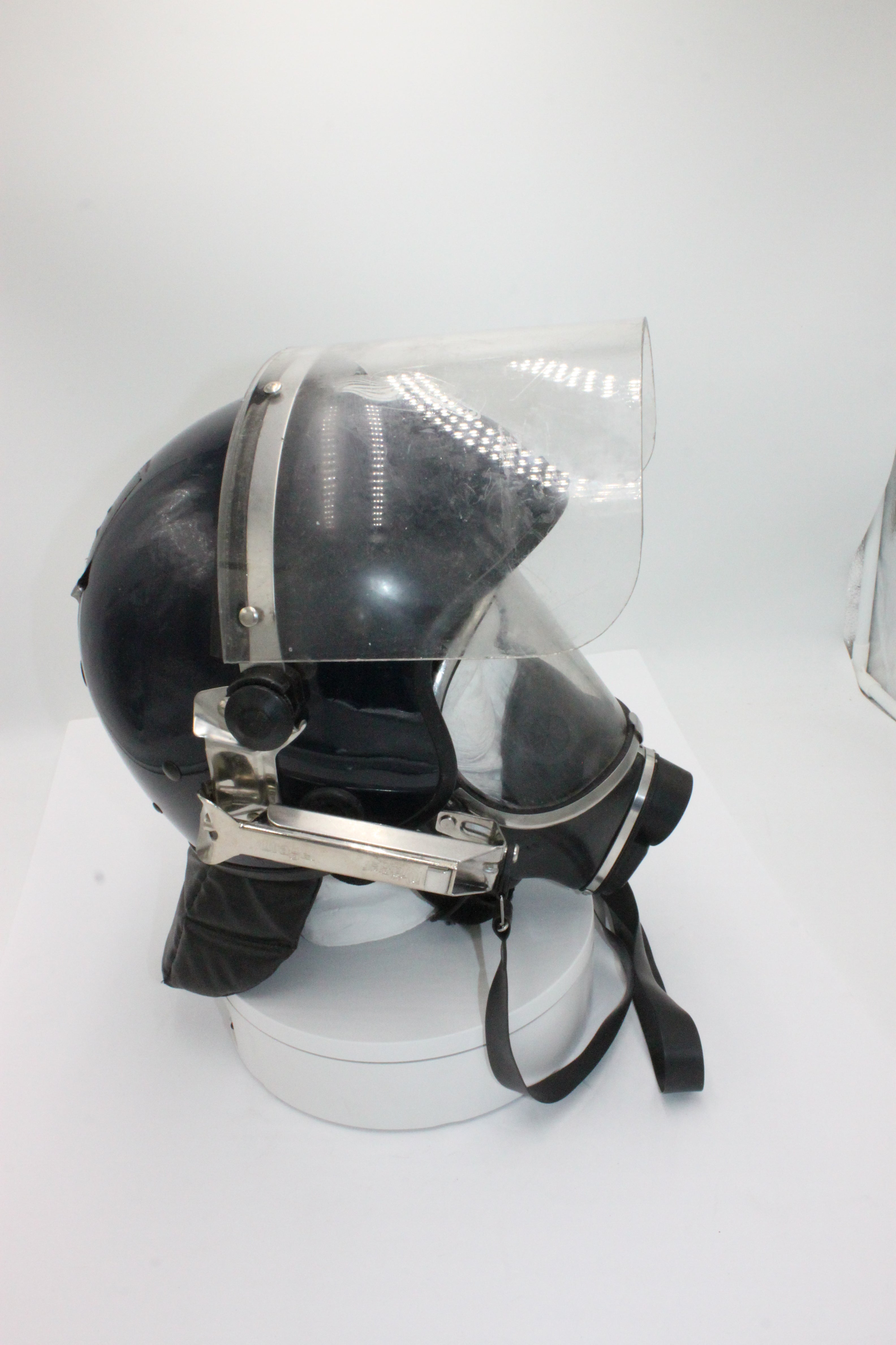 Italian/German Police Military Drager Gas Mask Nova S with Police Riot Helmet