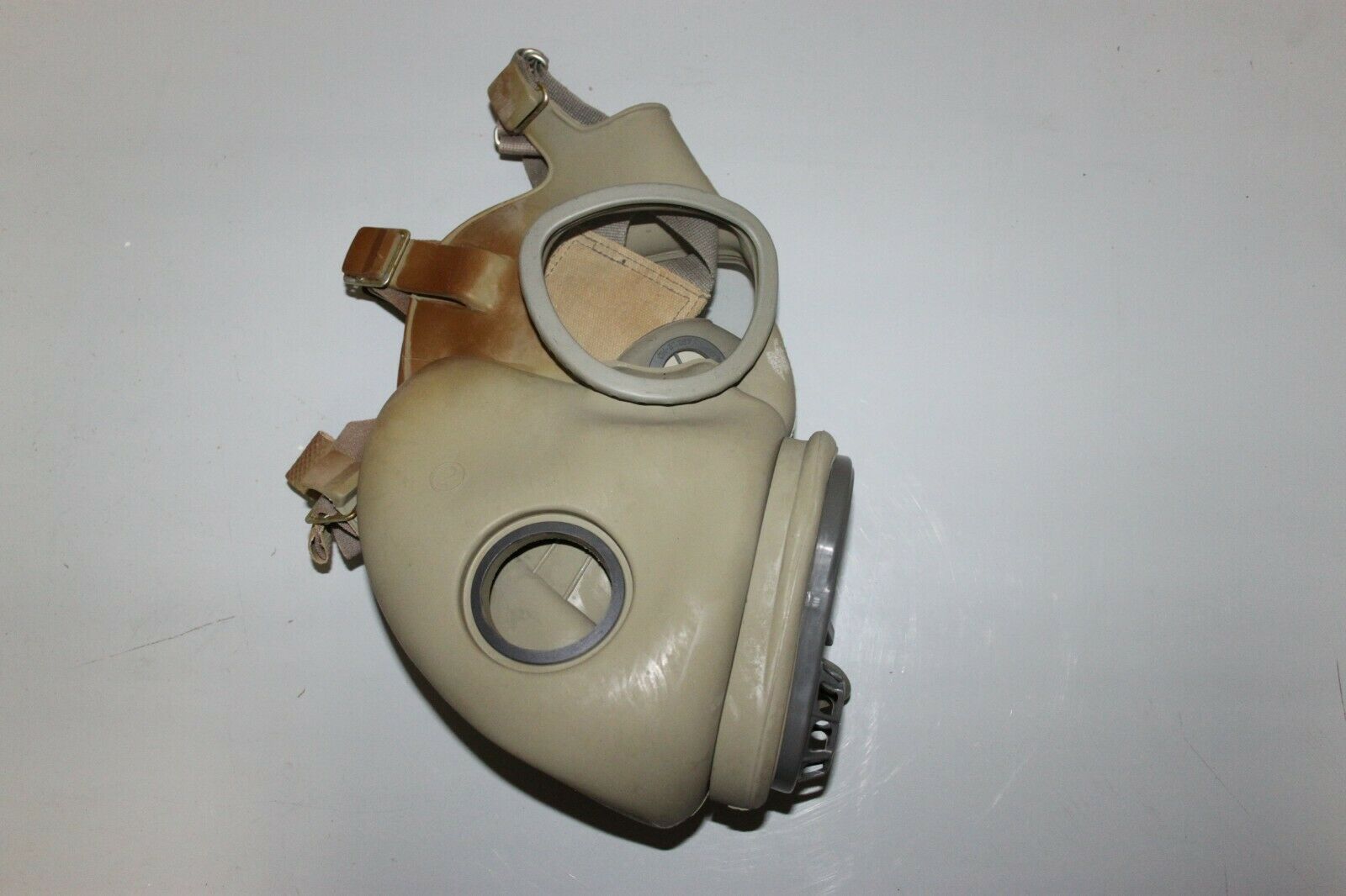 FADED/DISCOLORED CZECH M10M GAS MASK W/ DRINKING STRAW LOTE10